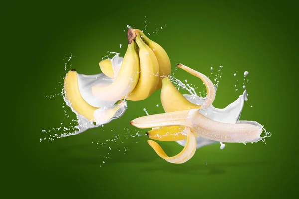 Éclaboussures Lait Sur Des Bananes Isolées Sur Fond Vert — Photo