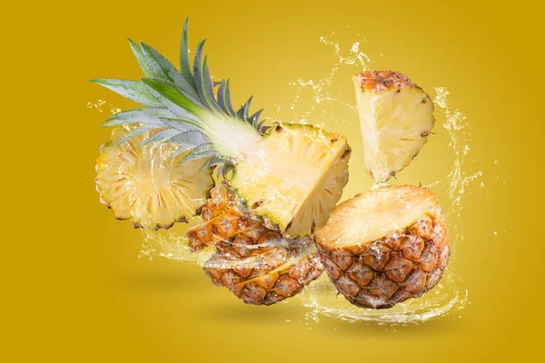 Spruzzi Acqua Split Ananas Fruit Isolato Sfondo Giallo — Foto Stock