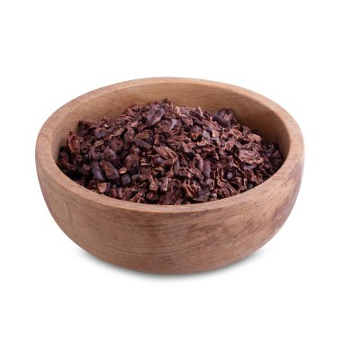 Kakao parçaları, beyaz arka planda izole edilmiş ahşap kasede kırılmış kakao çekirdeği parçalarıdır.