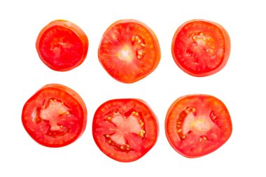 Beyaz arkaplanda izole edilmiş domates dilimi