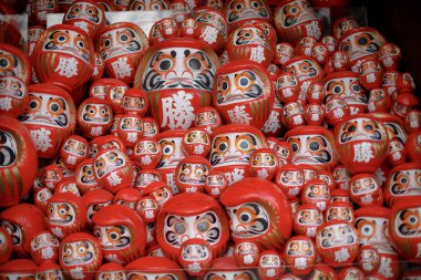 Japonya 'nın Osaka kentindeki Katsuo-ji tapınağında Japon kültüründe kararlılığın sembolü olarak kullanılan geleneksel kırmızı Daruma bebeği.