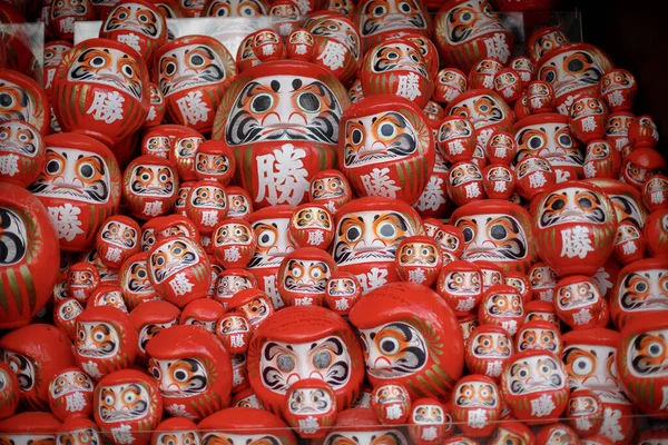 Japonya 'nın Osaka kentindeki Katsuo-ji tapınağında Japon kültüründe kararlılığın sembolü olarak kullanılan geleneksel kırmızı Daruma bebeği.