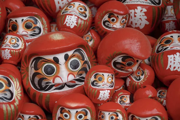 Japonya 'nın Osaka kentindeki Katsuo-ji tapınağında Japon kültüründe kararlılığın sembolü olarak kullanılan geleneksel kırmızı Daruma bebeği.