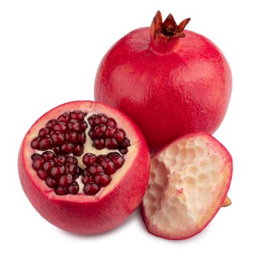 Olgun nar meyvesi beyaz arkaplanda izole edilmiş.