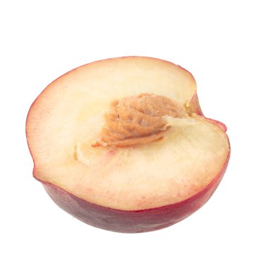 Beyaz arka planda yarım ve dilimlenmiş şeftaliler..