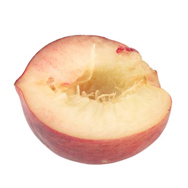 Beyaz arka planda yarım ve dilimlenmiş şeftaliler..