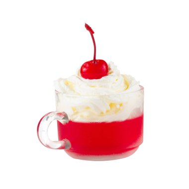 Beyaz arka planda izole edilmiş vişneli ve kremalı bir bardakta çilek reçeli..