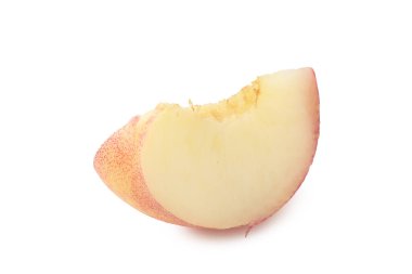 Yarım ve dilim nektarin meyve beyaz arka planda izole.