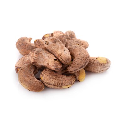 Şeffaf bir arka planda izole edilmiş kavrulmuş kaju fıstığı..