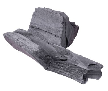 Beyaz arkaplanda doğal odun kömürü izole edilmiş.