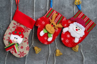 Arka planda şöminede kırmızı çorap var..