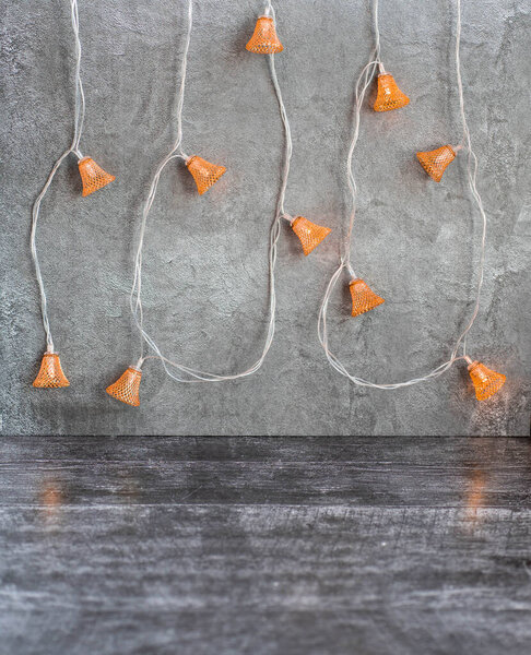 праздничный серый рождественский фон с гирляндскими фонарями.