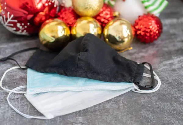 Arka planda koronavirüs olan Noel süslemeleri, Noel çorapları, yüz maskeleri ve oyuncakları olan yatay bir görüntü. Noel için Covid konsepti