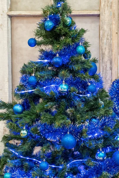 装饰圣诞树 装饰精美的装饰品 人造金球和新年礼物 — 图库照片