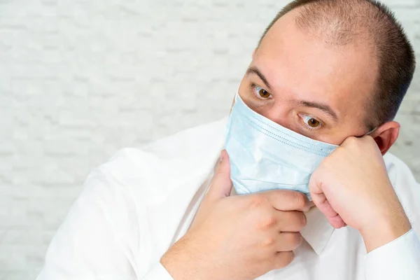Junger Arzt Medizinischer Maske Mit Finger Kinn Auf Zweifel Fokussiert — Stockfoto