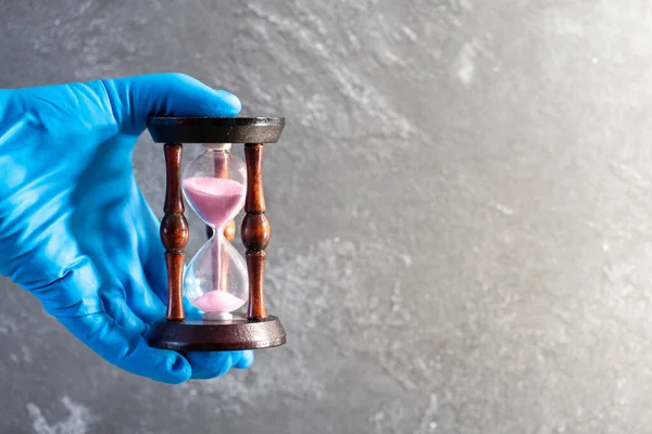 Handen Beschermende Handschoenen Met Medisch Alarm Het Begrip Tijd Tot — Stockfoto