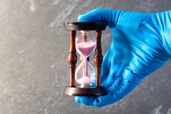 Handen Beschermende Handschoenen Met Medisch Alarm Het Begrip Tijd Tot — Stockfoto