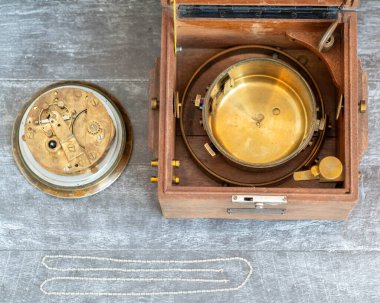 Eski saat şanzımanı makrosu. Antika kronometre hareketinin dişli dişlilerinin bağlantısı. Sığ alan derinliği, seçici odak.