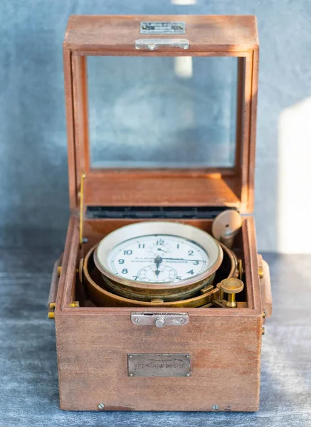 Een Oude Marine Chronometer Een Houten Koffer — Stockfoto