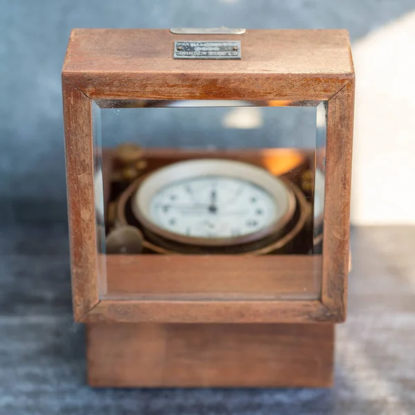 Een Oude Marine Chronometer Een Houten Koffer — Stockfoto