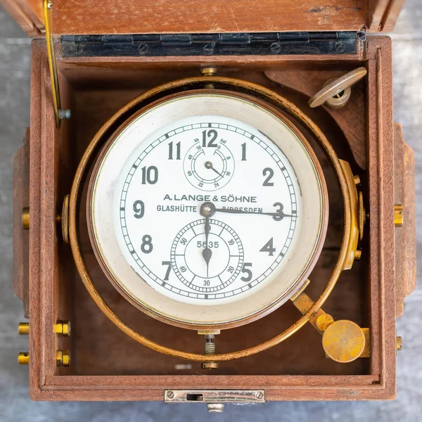 Een Oude Marine Chronometer Een Houten Koffer — Stockfoto