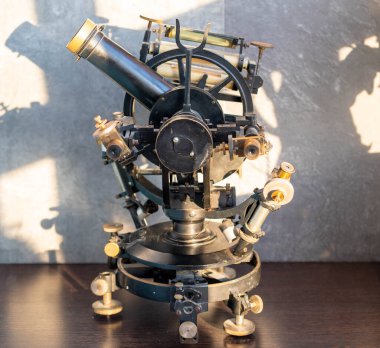 Güneş ışınlarında gölgeli ilk teodolit, astronomik vagon..