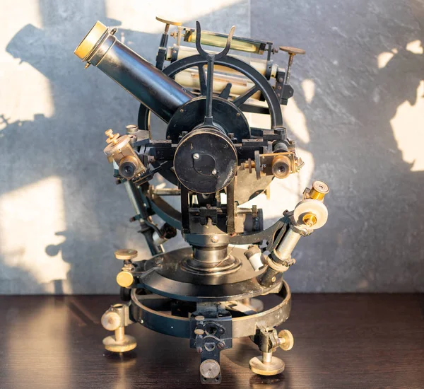 Première Vieille Théodolite Chariot Astronomique Dans Les Rayons Soleil Avec — Photo