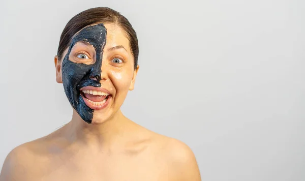Mulher Relaxante Com Carvão Máscara Facial — Fotografia de Stock