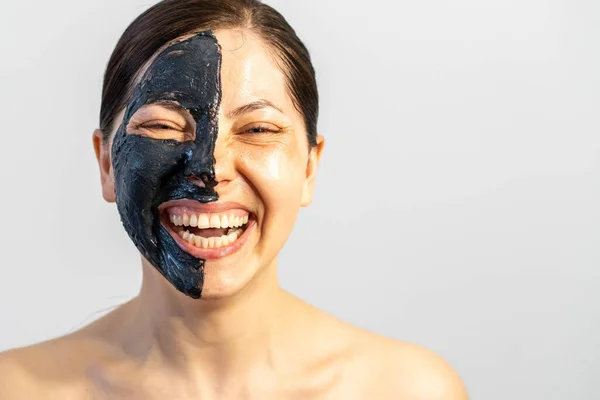 Mujer Relajante Con Máscara Facial Carbón — Foto de Stock