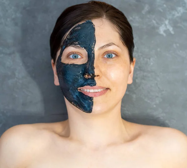 Femme Relaxante Avec Masque Facial Charbon Bois — Photo