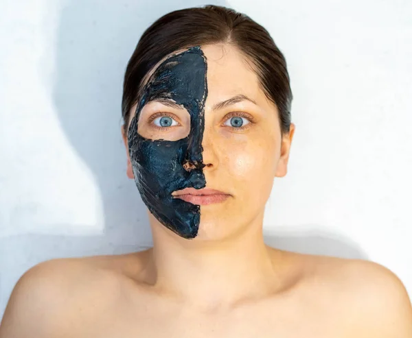 Femme Relaxante Avec Masque Facial Charbon Bois — Photo