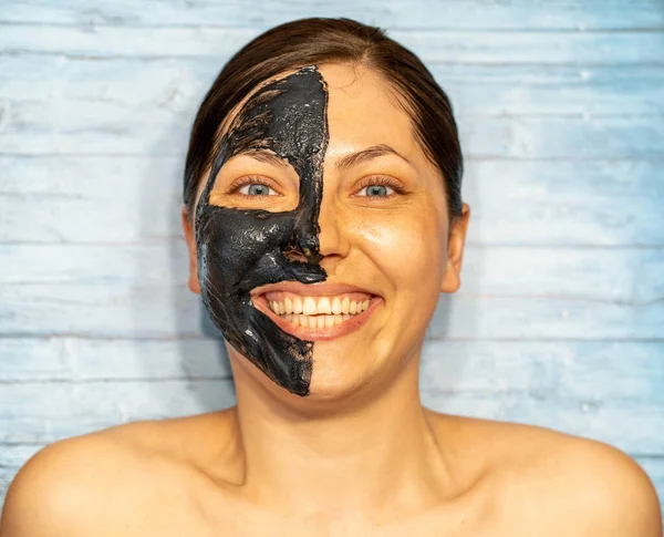 Femme Relaxante Avec Masque Facial Charbon Bois — Photo