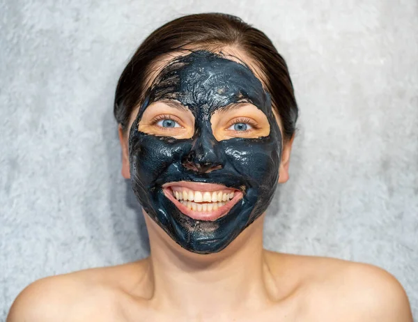 Kvinna Avkopplande Med Träkol Ansiktsmask — Stockfoto