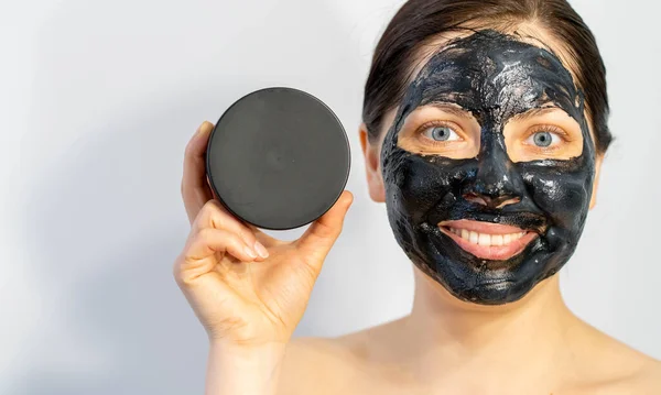 Känslomässig Kvinna Med Svart Träkol Ansikte Mask Och Lotion Grädde — Stockfoto