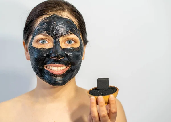 Емоційна Жінка Маскою Обличчя Чорного Вугілля Розпусним Вугіллям Руках — стокове фото