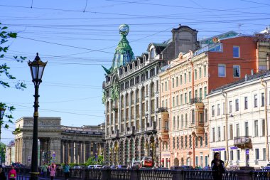 Nevsky 'nin ünlü kitapçısı baharda, Saint Petersburg, Rusya