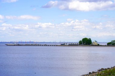 1.07.2021 Rusya St. Petersburg. Yazın Peterhof 'taki iskele manzarası güneşli bir günde