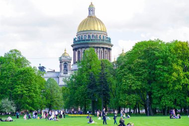 1.07.2021 Rusya St. Petersburg. Yazın güneşli bir günde St. Isaac Katedrali 'nin manzarası
