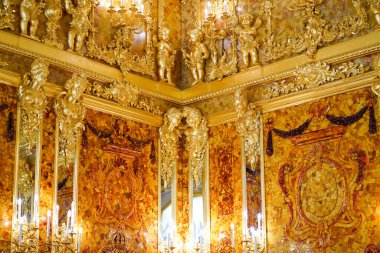 1.07.2021 Rusya St. Petersburg. Catherine Sarayı, Tsarskoe Selo, Puşkin 'deki kehribar odasının içi..