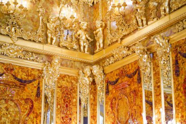 1.07.2021 Rusya St. Petersburg. Catherine Sarayı, Tsarskoe Selo, Puşkin 'deki kehribar odasının içi..