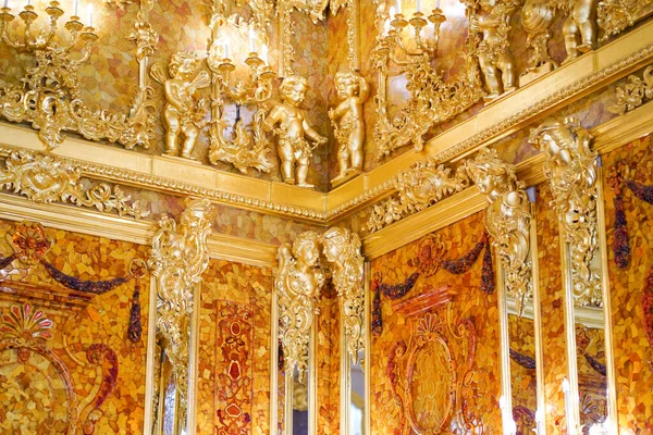 1.07.2021 Rusya St. Petersburg. Catherine Sarayı, Tsarskoe Selo, Puşkin 'deki kehribar odasının içi..