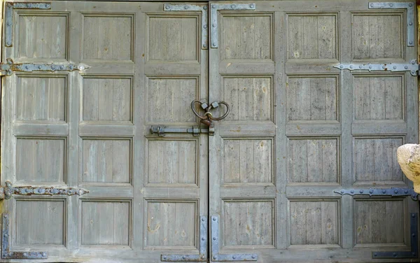 白天有一把锁的老式木门 — 图库照片