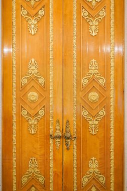 Elagin Sarayı 'nda kilitli antik ahşap kapılar..