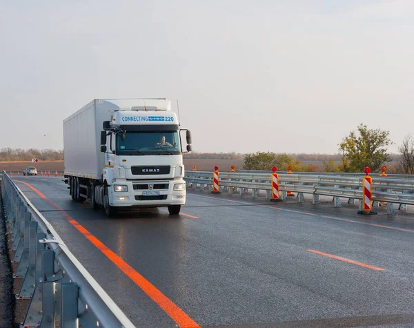 Anayolda Rus kamyonu 