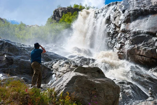 Der Fotograf Fotografiert Den Alibek Wasserfall — Stockfoto