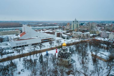 Rostov-on-Don - Pokrovsky Tapınağı, Müzikal Tiyatro ve Bolshaya Sadovaya Caddesi 'nin yukarıdan görünüşü.