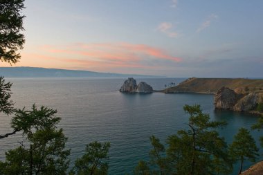Şamanka kayası üzerinde günbatımı bulutları, Baykal, Olkhon.