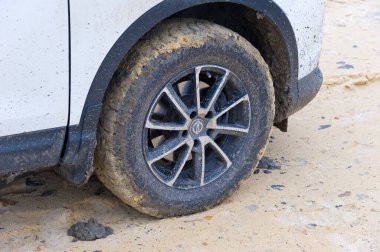 Kirli yan tekerlek off-road 'dan sonra.