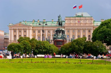 Aziz Petersburg - St. Isaac Meydanı 'ndan I. Nicholas Anıtı' na ve Mariinsky Sarayı 'na. 