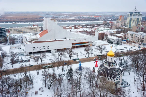 ロストフ ミュージカル劇場とポクロフスキー寺院のトップビュー — ストック写真